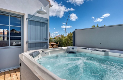 Saint-Gilles-Croix-de-Vie House | Maison Les Bains de Mer 6p: Spa, walk to beach & center