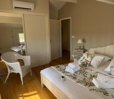 Bellevigne House | Maison de campagne climatisée avec piscine - 6 personnes - 3 chambres - Charente