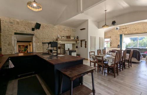 Magnac-Lavalette-Villars House | Maison familiale avec piscine privée et jardin pour 11 pers - FR-1-653-265