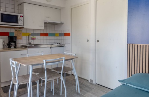 Mortiers House | Maison 'Les Roses De Jonzac' with Private Pool, Private Terrace, and Wi-Fi