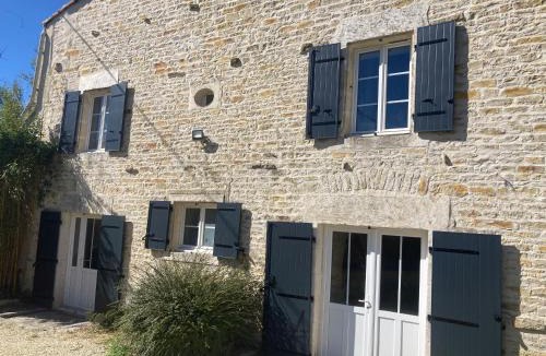 Sansais Villa | Marais Inn- grande longère avec piscine et jardin arboré , Marais Poitevin