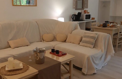 Trelissac Bed & Breakfast | Maraval – Cozy Air-Conditioned Suite in a Private Home with Garden and Pool Access in Périgueux