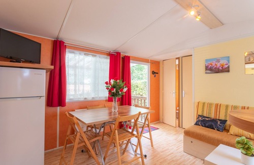 Ascarat House | Mobile Home at Camping De La Truite with Mountain Views, Private Terrace, and Wi-Fi