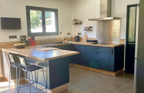 Chateauneuf-de-Gadagne Villa | Modern, air-conditioned villa, 2 bedrooms with pool and spa