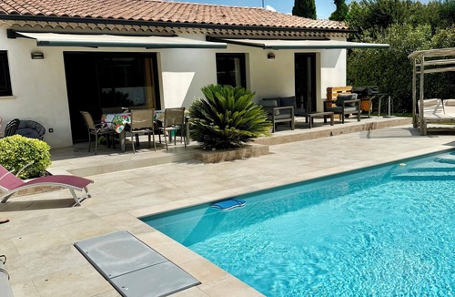 Chateauneuf-de-Gadagne Villa | Modern, air-conditioned villa, 2 bedrooms with pool and spa