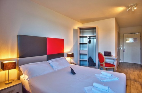 Lahonce Hotel | Modern Family Suite 6.6 Miles to Sports and Rugby Attractions