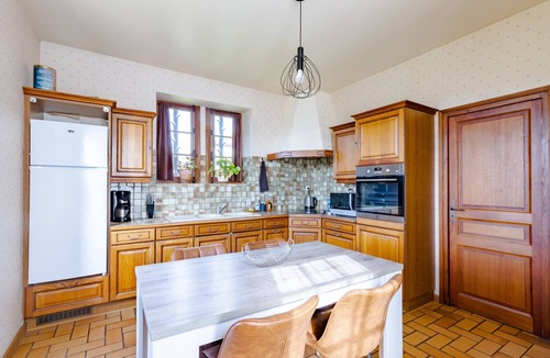 Cazoules House | Modern, Spacious Holiday Home in Cazoulès with Terrace, Parking, Pets Allowed, Near Sarlat
