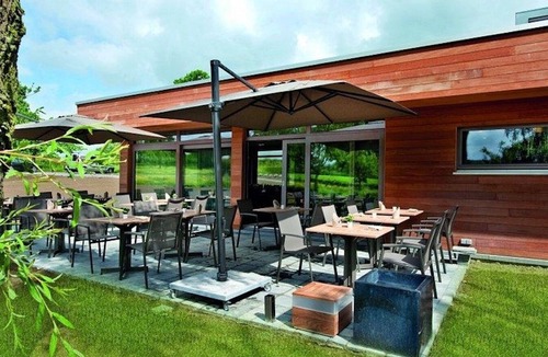 Poitiers Hotel | Modern Studio near Futuroscope - 5.7 miles away | Free Parking & Pool Access!