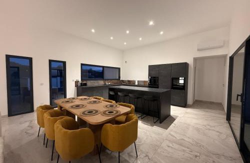 Saint-Laurent-des-Vignes Villa | Modern villa with private pool in Bergerac