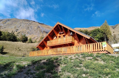 Jarrier Ski Chalet | New traditional chalet in a mountain village in the Alps.
