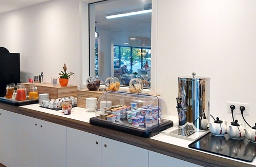 Jonzac Apartment | Nice apartment for 6 guests with WIFI, A/C, TV, balcony, pets allowed and parking