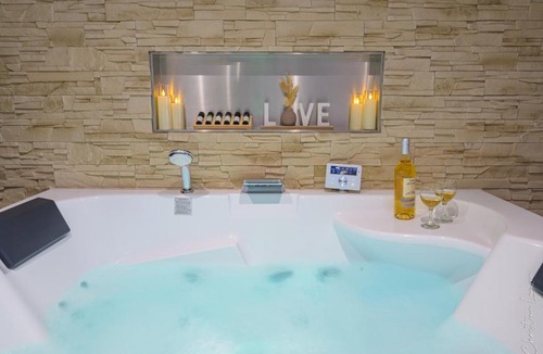 Saint-Nicolas-de-la-Grave House | Nid d amour IndoneZen Balneo & table de massage