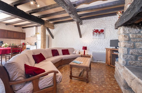 Questembert House | Non-air-conditioned country cottage near a farm