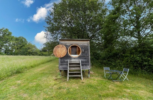 Auriac-du-Perigord Cabin | Null 'Cabane Aux Étoiles' with Shared Terrace and Private Garden
