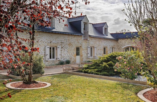 Huille House | Ô Gîte Bleu – Exceptional Stay & Relaxation for up to 16 Guests in Anjou