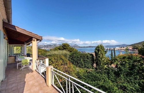 Saint-Mandrier-sur-Mer Villa | Ocean view, 400 m from the beach and the harbor, air conditioning, Wi-Fi