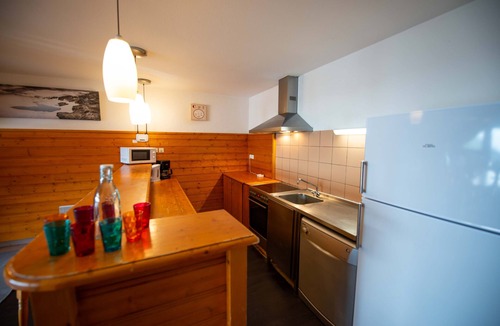 Oz-en-Oisans Ski Chalet | Oz/Alpe d'Huez 200m to slopes, up to 25pers, Jacuzzi, 9 en-suite bedrooms