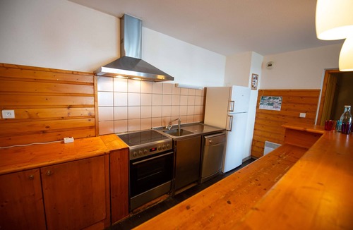 Oz-en-Oisans Ski Chalet | Oz/Alpe d'Huez 200m to slopes, up to 25pers, Jacuzzi, 9 en-suite bedrooms