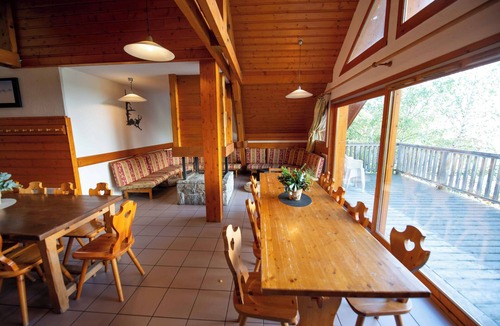 Oz-en-Oisans Ski Chalet | Oz/Alpe d'Huez 200m to slopes, up to 25pers, Jacuzzi, 9 en-suite bedrooms