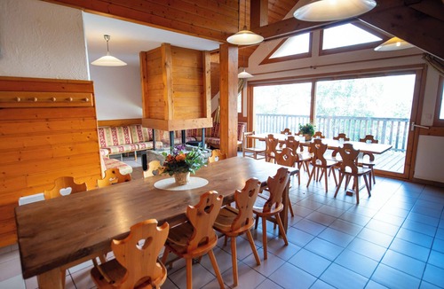 Oz-en-Oisans Ski Chalet | Oz/Alpe d'Huez 200m to slopes, up to 25pers, Jacuzzi, 9 en-suite bedrooms