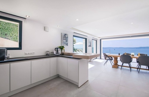 Sainte-Maxime Villa | Panoramic sea view over the Gulf of Saint-Tropez, 5-minute walk from the beach