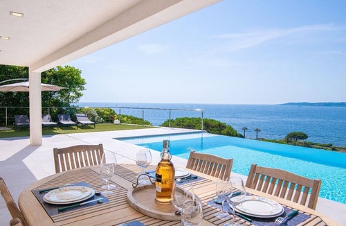 Sainte-Maxime Villa | Panoramic sea view over the Gulf of Saint-Tropez, 5-minute walk from the beach