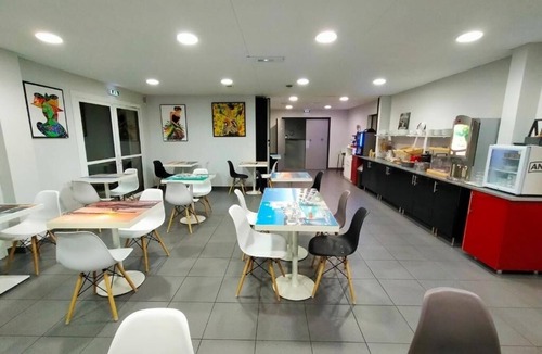 La Baule-Escoublac Hotel | Pet-Allowed French Stay | 3.0mi to Le Pouliguen Harbor Strolls