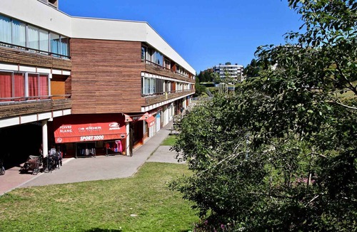 Chamrousse Apartment | Pleasant studio at the foot of the slopes with balcony, pets allowed