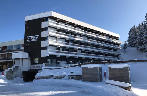 Chamrousse Apartment | Pleasant studio at the foot of the slopes with balcony, pets allowed