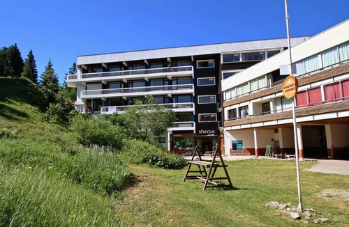 Chamrousse Apartment | Pleasant studio at the foot of the slopes with balcony, pets allowed