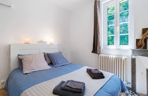 Saint-Denis-de-Pile Bed & Breakfast | Pomerol Guest Room with Shared Terrace, Garden, and Wi-Fi