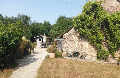 Thorigne-en-Charnie Cottage | Private gîte La Bonne Marie - garden & pool - dog friendly