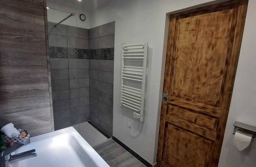 Meounes-les-Montrieux Apartment | Private "love room" with a jacuzzi and massage table