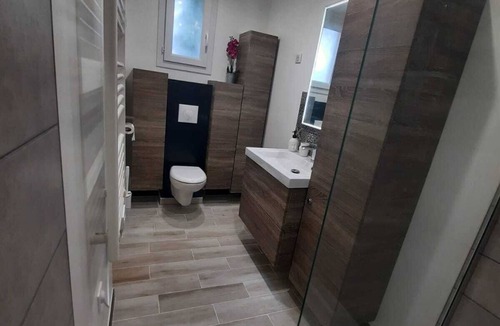 Meounes-les-Montrieux Apartment | Private "love room" with a jacuzzi and massage table