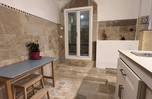 Le Revest-les-Eaux Apartment | Provencal studio, cachet, calm