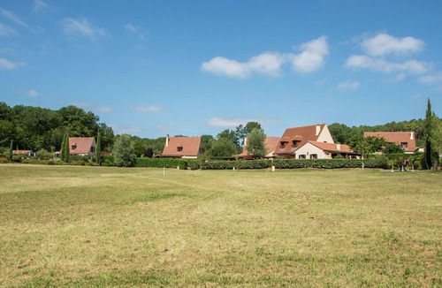 Castelnaud-la-Chapelle House | Quaint Holiday Home in Castelnaud-la-Chapelle with Terrace