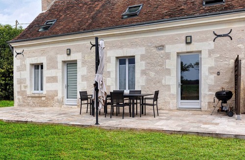 Selles-sur-Cher House | Quiet vacation home near Beauval 10p with private terrace, shared garden, and Wi-Fi