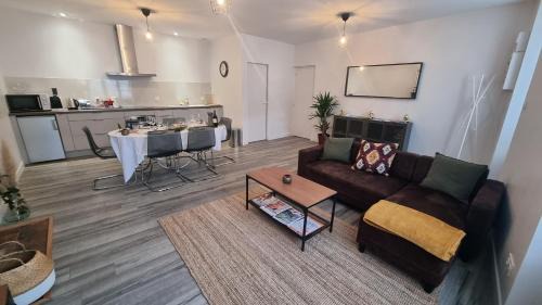 Sud Charente Apartment | Réole Gîte familial au calme - parc, piscine & parking