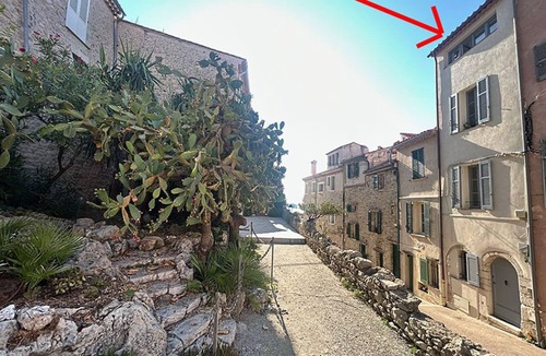 Antibes Old Town House | Rare seafront house in Antibesnfor 8 p with 5 bedrooms, 3 bathrooms & terrace