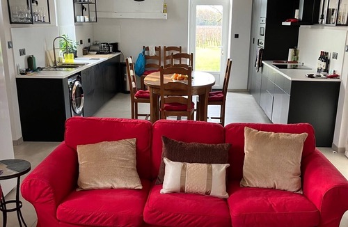 Saint-Vivien House | Refurbed 4 bed/3 bath (sleeps 8-12) fibre wifi + private pool amongst the vines