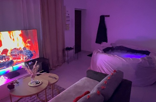 Freneuse Apartment | Relaxing Jacuzzi and boat Paris on the Seine