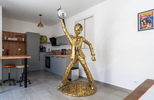Besse-sur-Braye Apartment | Relive the Disco Era! Spacious Two-Bedroom Apartme