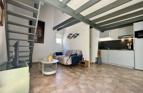 Domino House | Renovated house near beach with garage and WIFI