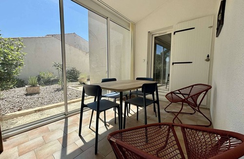 Domino House | Renovated house near beach with garage and WIFI