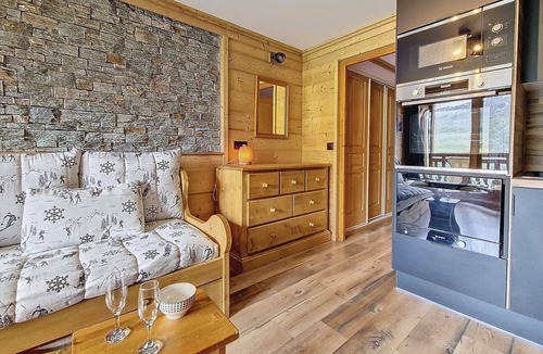 Les Bruyeres Apartment | Renovated 2-room apartment, ski-in/ski-out, balcony