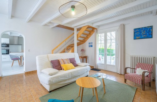 Jonzac House | Renovated Holiday Home 'Le 36' with Private Terrace, Garden, and Wi-Fi