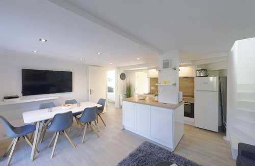 Le Penon House | Renovated semi-detached villa - sleeps 8 - Beach walk
