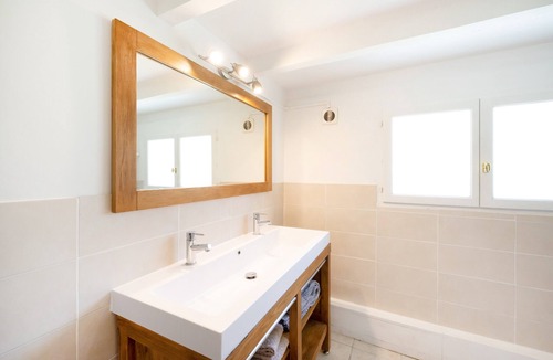 Garrey Bed & Breakfast | Room 'Domaine De La Barthe - Rose Room' with Pool, Shared Terrace and Wi-Fi