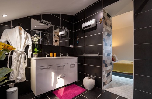 Ploeren Bed & Breakfast | Room 'Gwened' with Shared Terrace, Wi-Fi, and Air Conditioning