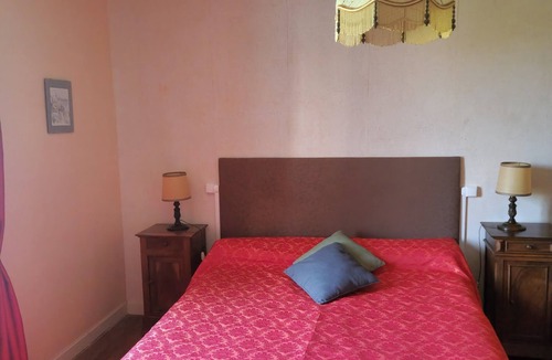 Reaux Bed & Breakfast | Room 'Le Vieux Noyer - Erable' with Shared Garden and Wi-Fi